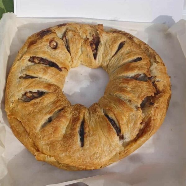 Fruktig Nöjesstund – smördegskrans med äpple, blåbär och hasselnötskräm